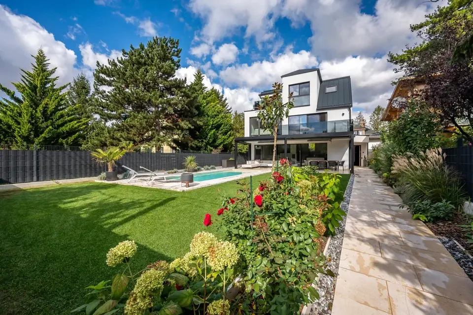 "HighTech Living mit Pool - Eigengrund - gehobenes Design - nahe Untere Alte Donau"