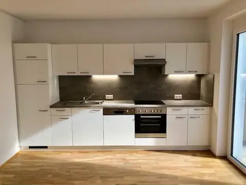 vermietet bis 05/2033: 2 Zimmer Wohnung im obersten OG mit 1 TG Platz-Der Kaufpreis ist exkl. 20 % Mwst.