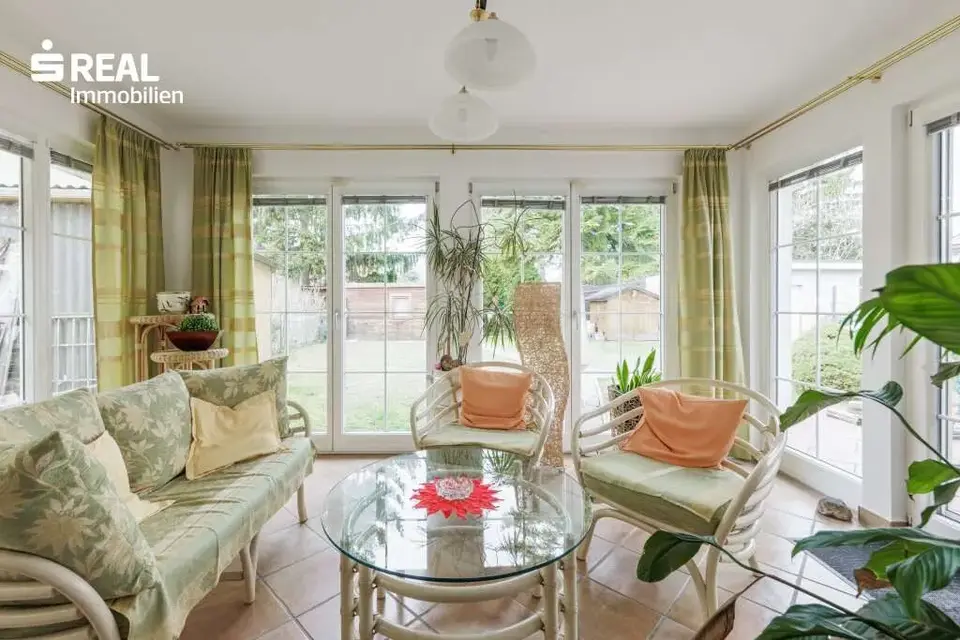 Charmanter 3 Zimmer-Bungalow mit beheiztem Wintergarten, Garage und gepflegter Grünoase! Öffentlich gut angebunden.