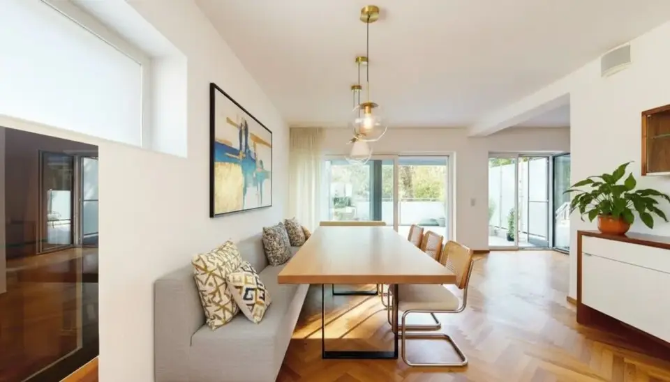 High-End-Living - Spacious Villa with beautiful Garden, Pool and Garage space for many Cars - Low-energy house in top condition - ready to move in!
