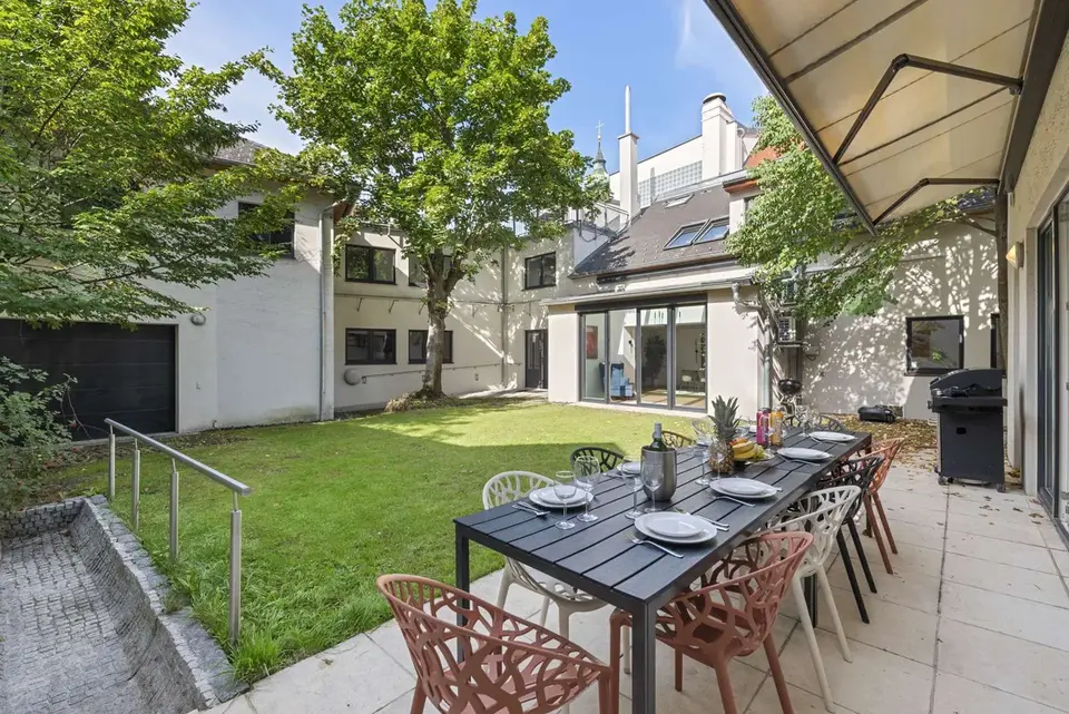 Grinzing/Cobenzlgasse: Stilvolle ehemalige Heurigen-Residenz mit Indoorpool, Garage und Lift