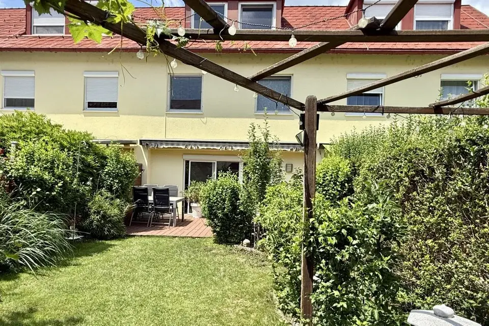 Viel Platz und noch mehr Potential: Reihenhaus inkl. Garagenplatz nahe Hirschstettner Badeteich