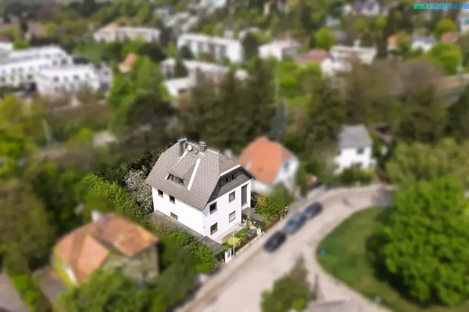 Charakterhaus mit großem Entwicklungspotenzial in begehrter Grünlage im Süden Wiens