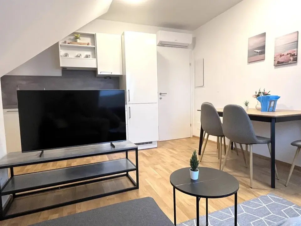 *MÖBLIERTE DG-WOHNUNG* mit herrlichem Balkon und Klimaanlage