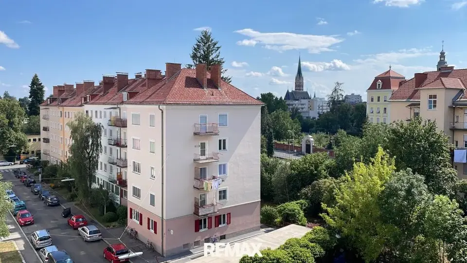 Sanierungsbedürftige 2-Zimmer-Wohnung in zentraler Lage mit Blick auf die Herz-Jesu-Kirche