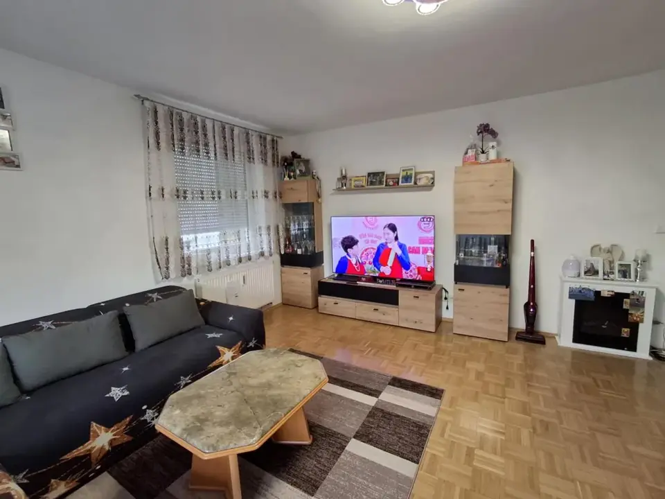 Wohnung Zu Verkaufen mit Balkon und Tiefgarage.