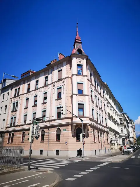 Stilvoll renovierter Altbau am Fluss mit Balkon & separatem Raum für Homeoffice oder Praxis | Privatverkauf