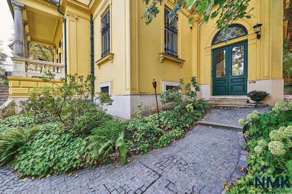 Exklusive Dachgeschoss-Maisonette in historischer Villa | Absolute Privatsphäre & traumhafter Grünblick