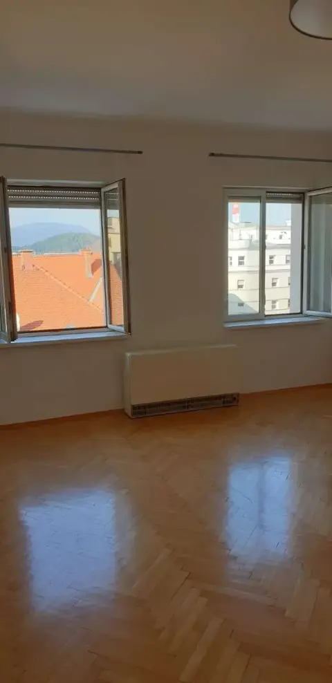 Helle, wunderschöne und renovierte Wohnung im letzten Stock