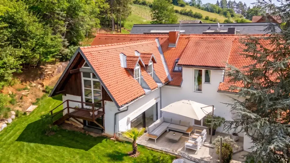 Exklusive Wohnrarität am Kehlberg - Großzügiges Zweifamilienhaus in Bestlage
